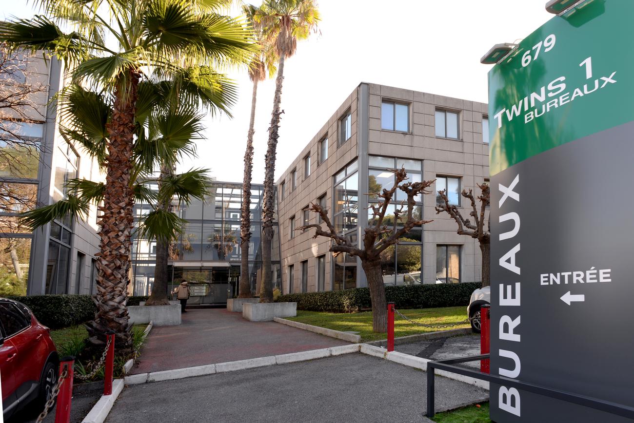 Allée d'accès à l'immeuble de bureaux Twins 1 depuis l'avenue