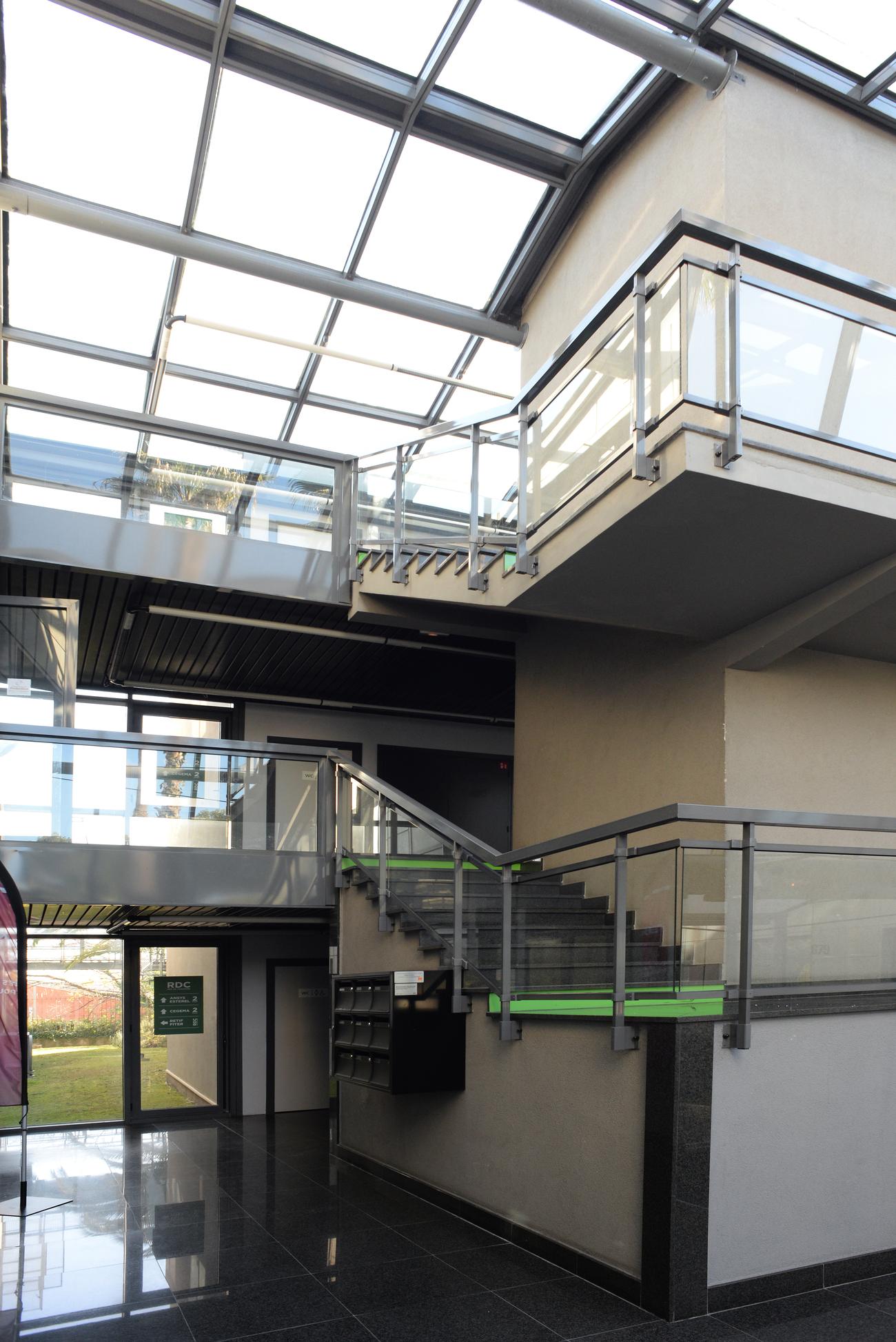 Hall d'entrée sous verrière et escalier de l'immeuble de bureaux Twins 1