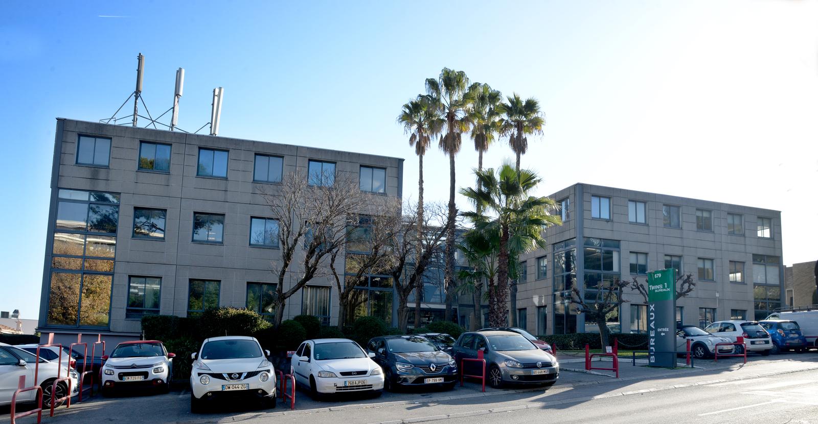 Façades de l'immeuble de bureaux Twins 1 à Villeneuve-Loubet