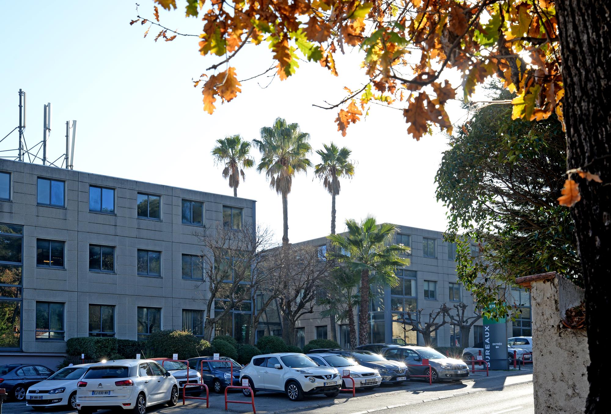L'immeuble de bureaux Twins 1 vu depuis l'avenue du Docteur Julien Lefebvre